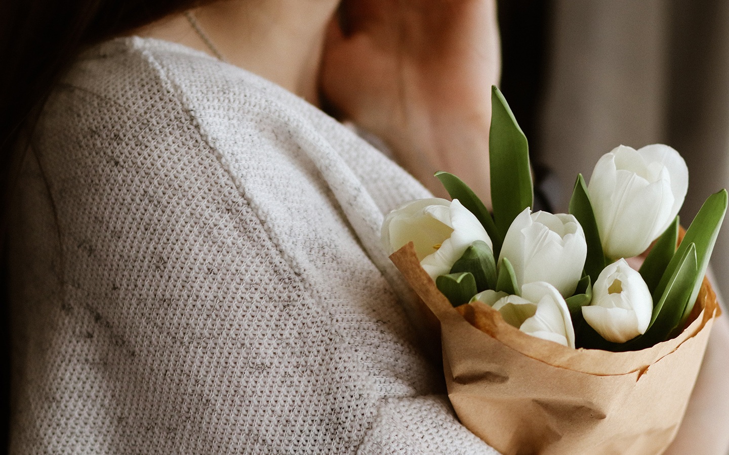 ramo de tulipanes blancos envueltos